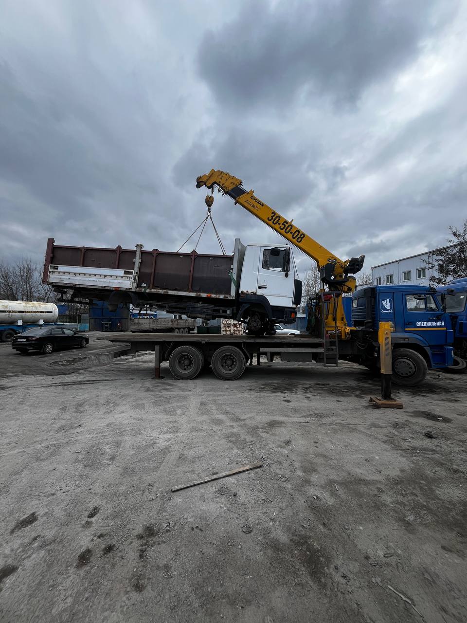 Погрузка неходового самосвала манипулятором в Курске — подъём и перевозка