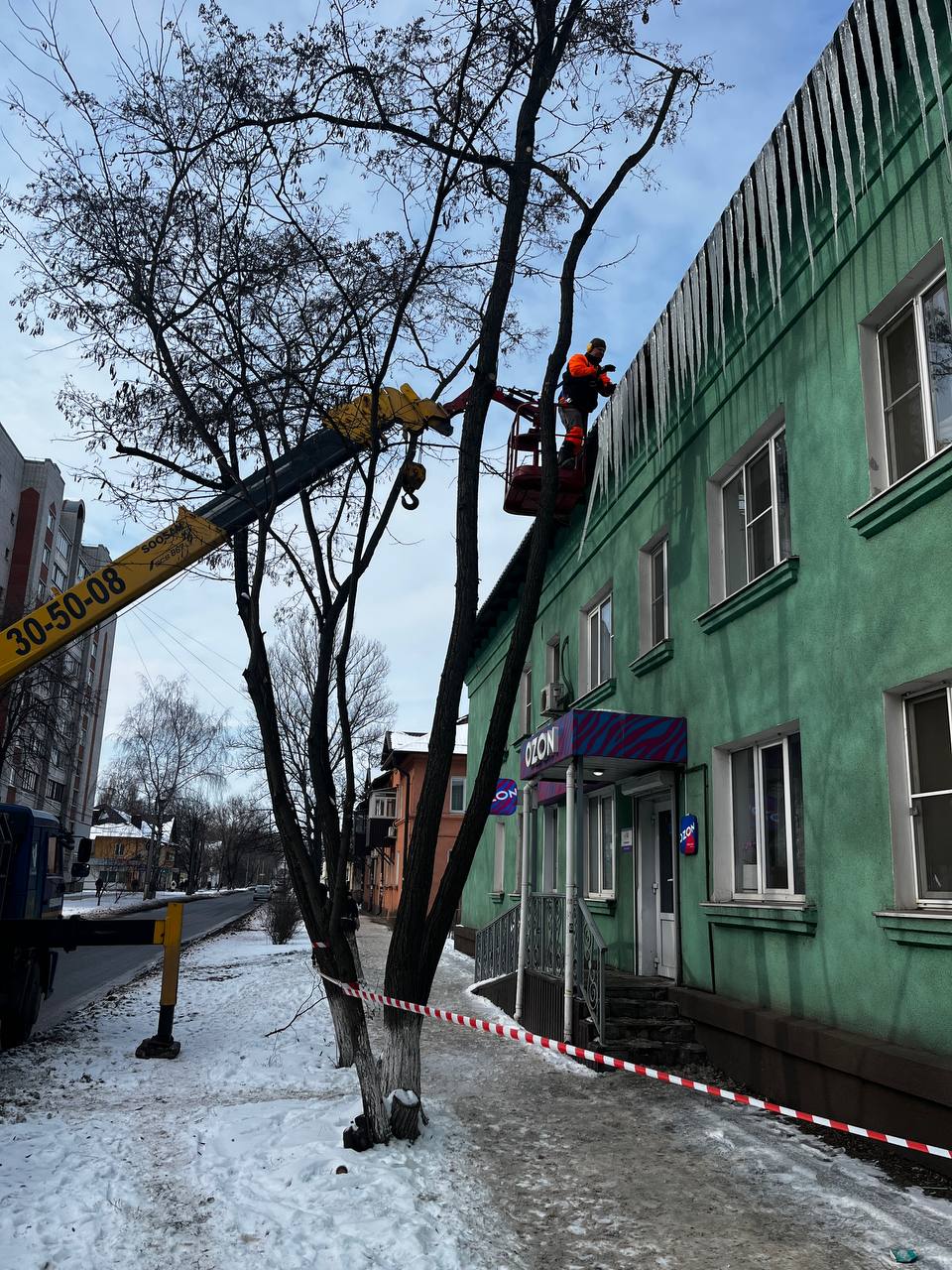 Удаление сосулек и аварийных веток у фасада в Курске — работа на высоте 24 м